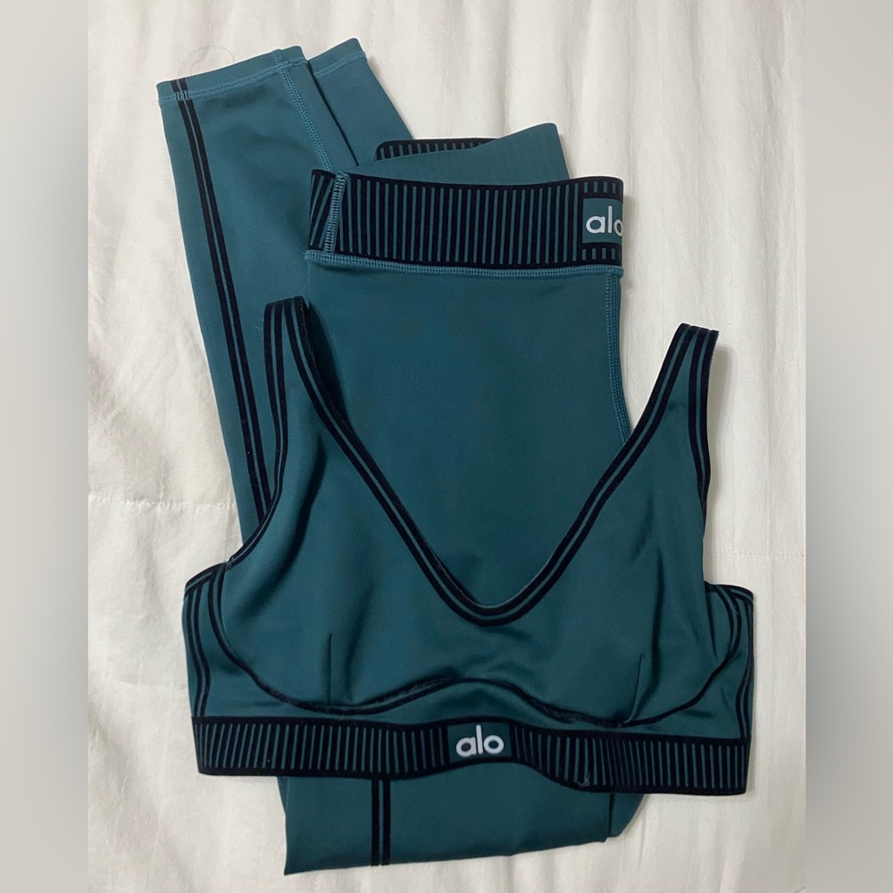 Alo line up set sz small midnight green! Great condition!!!!!!